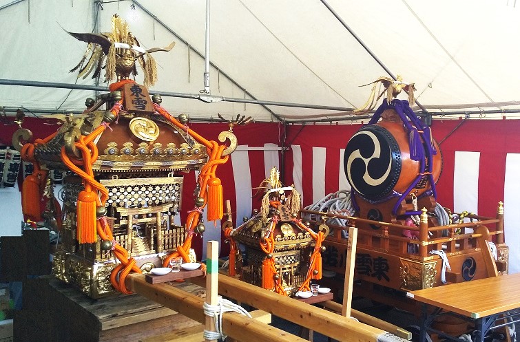 東雪自治会の神輿と山車